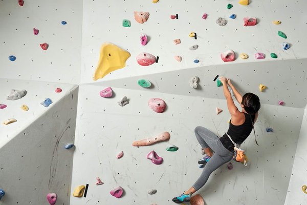 How Can Bouldering Workouts Improve Functional Strength for Climbers?